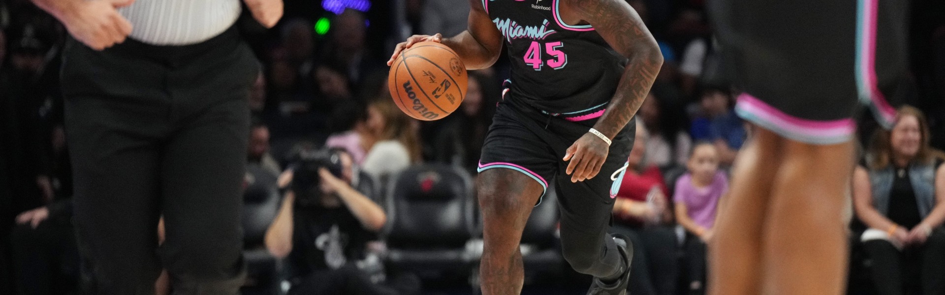 希望没事啊！戴维恩·米切尔防守被撞到 返回更衣室后退出比赛