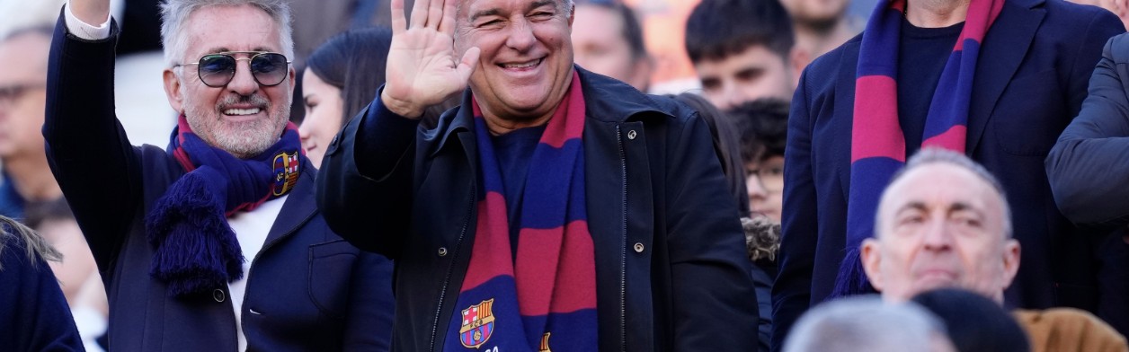 足球投注-5万人投票 63岁拉波尔塔成功连任巴萨主席：得票率68% 与对手拥抱