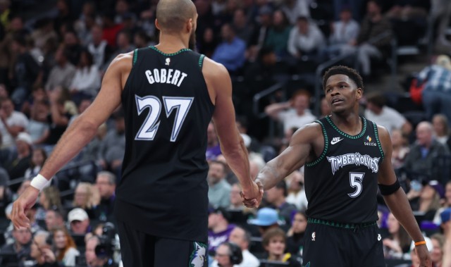 爱德华兹：戈贝尔现在接球能力大有长进 几乎什么球都能接到