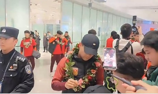 德甲买球-U23国足载誉而归！上千球迷接机，李昊最受欢迎，球迷兴奋欢呼